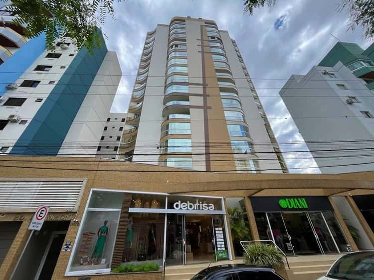 Apartamento à venda com 3 dormitórios, 1 banheiro, 2 vagas de garagens e 131m² de área privativa no bairro Universitário