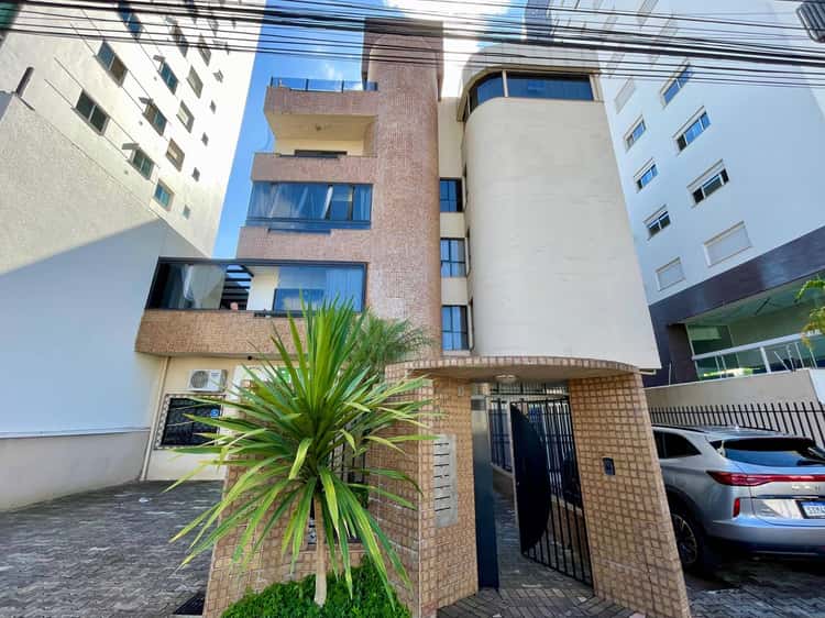 Apartamento para alugar com 4 dormitórios, 2 banheiros, 2 vagas de garagens e 226m² de área privativa no bairro Centro