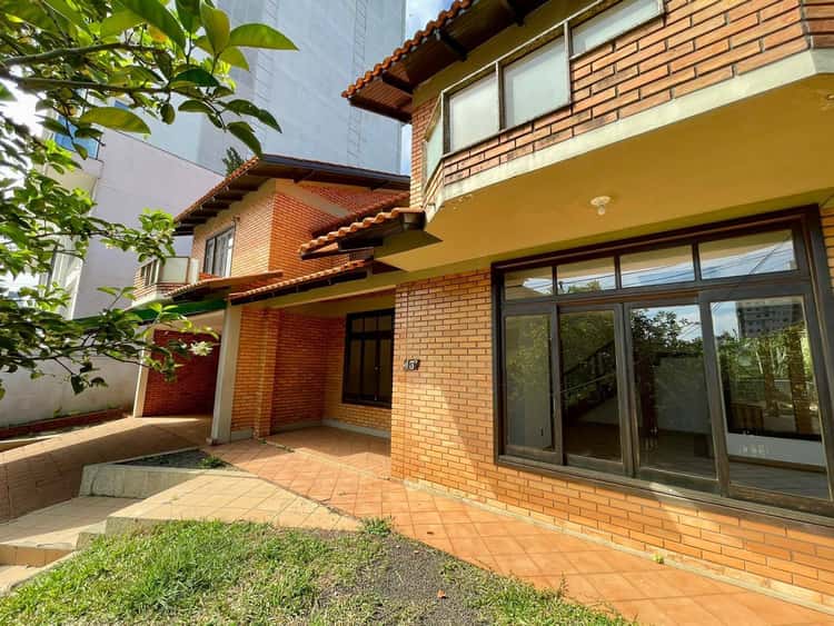 Casa para alugar com 4 dormitórios, 3 banheiros, 2 vagas de garagens e 300m² de área privativa no bairro Jardim Itália