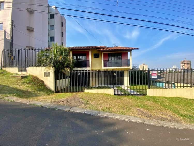 Casa à venda com 2 dormitórios, 1 banheiro, 3 vagas de garagens e 380m² de área privativa no bairro Universitário
