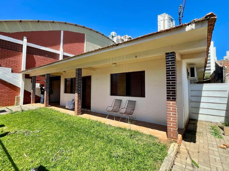 Casa para alugar com 3 dormitórios, 2 banheiros, 2 vagas de garagens e 450m² de área privativa no bairro Santa Maria