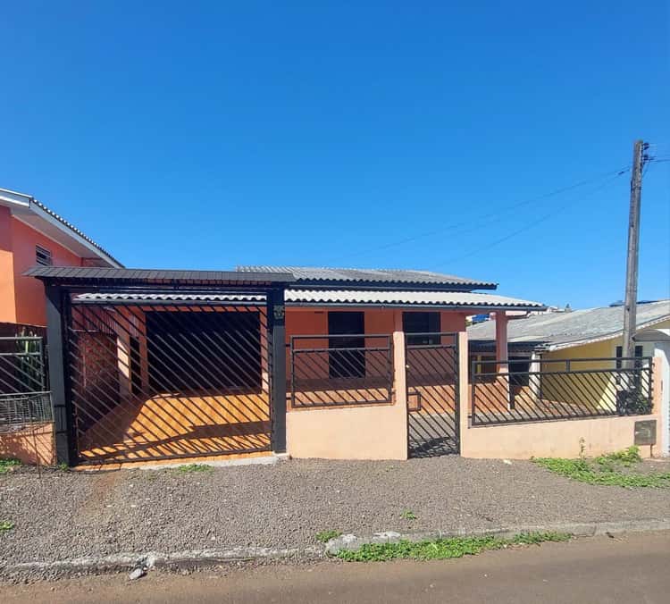 Casa à venda com 2 dormitórios, 1 banheiro, 2 vagas de garagens e 200m² de área privativa no bairro Efapi