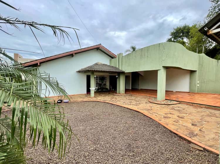 Casa para alugar com 3 dormitórios, 1 banheiro, 3 vagas de garagens e 700m² de área privativa no bairro Jardim Itália
