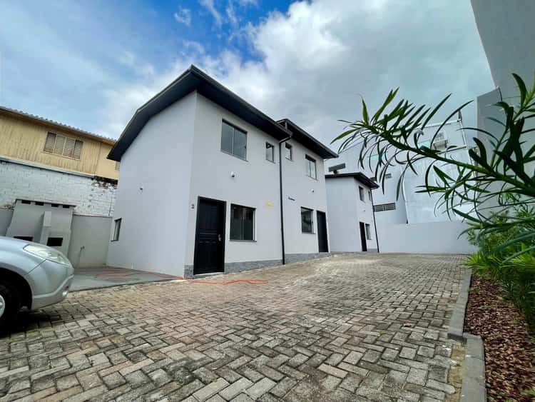 Casa para alugar com 2 dormitórios, 1 vaga de garagem e 61m² de área privativa no bairro São Cristóvão
