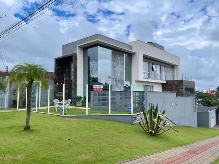 Casa para alugar com 2 dormitórios, 2 vagas de garagens e 200m² de área privativa no bairro Passo dos Fortes