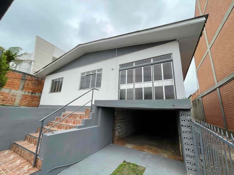Casa para alugar com 3 dormitórios, 1 vaga de garagem e 145m² de área privativa no bairro Santa Maria