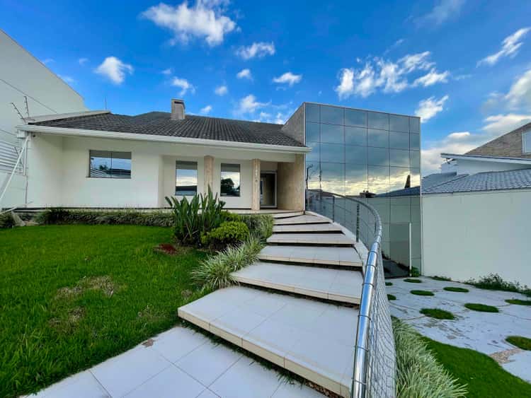 Casa para alugar com 3 dormitórios, 5 banheiros, 2 vagas de garagens e 900m² de área privativa no bairro Jardim Itália