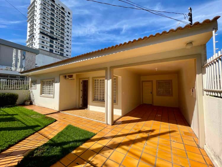 Casa para alugar com 3 dormitórios, 2 banheiros, 1 vaga de garagem e 160m² de área privativa no bairro Maria Goretti