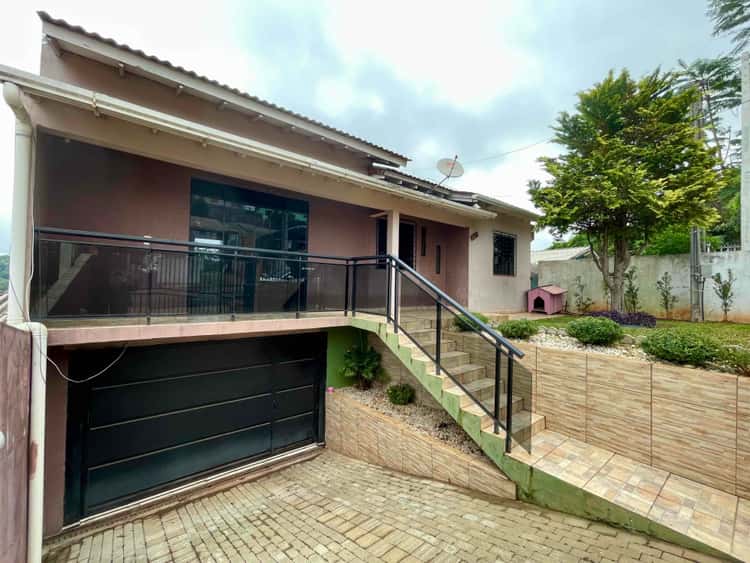 Casa para alugar com 3 dormitórios e 110m² de área privativa no bairro Efapi