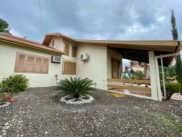 Casa para alugar com 4 dormitórios, 2 vagas de garagens e 668m² de área privativa no bairro Engenho Braun
