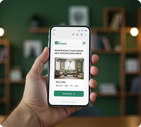 Uma pessoa segurando um celular e recebendo um e-mail de alerta de imóveis