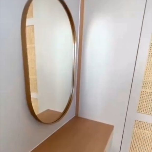 Um quarto pensado para combinar com a sua rotina e o seu estilo. Roupeiro planejado para organizar, penteadeira com espelho oval…