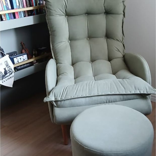 Chegar em casa, colocar os pés para cima e simplesmente relaxar... isso é um privilégio. Uma poltrona + um puff transformam…