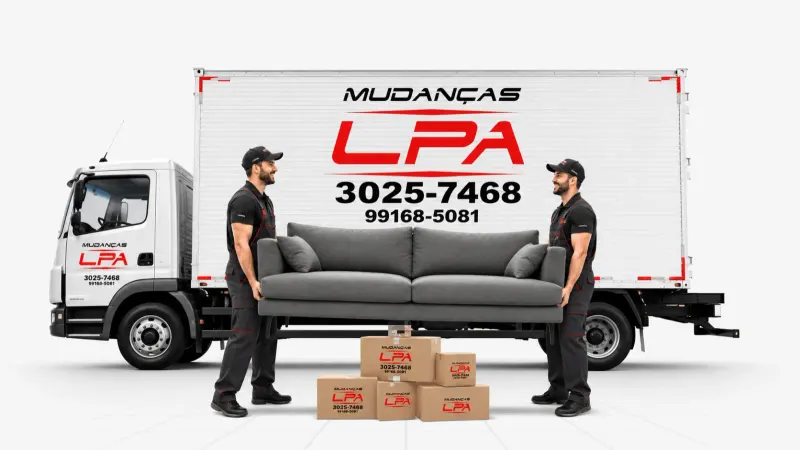 Equipe da mudança carregando um sofá embalado para dentro do caminhão